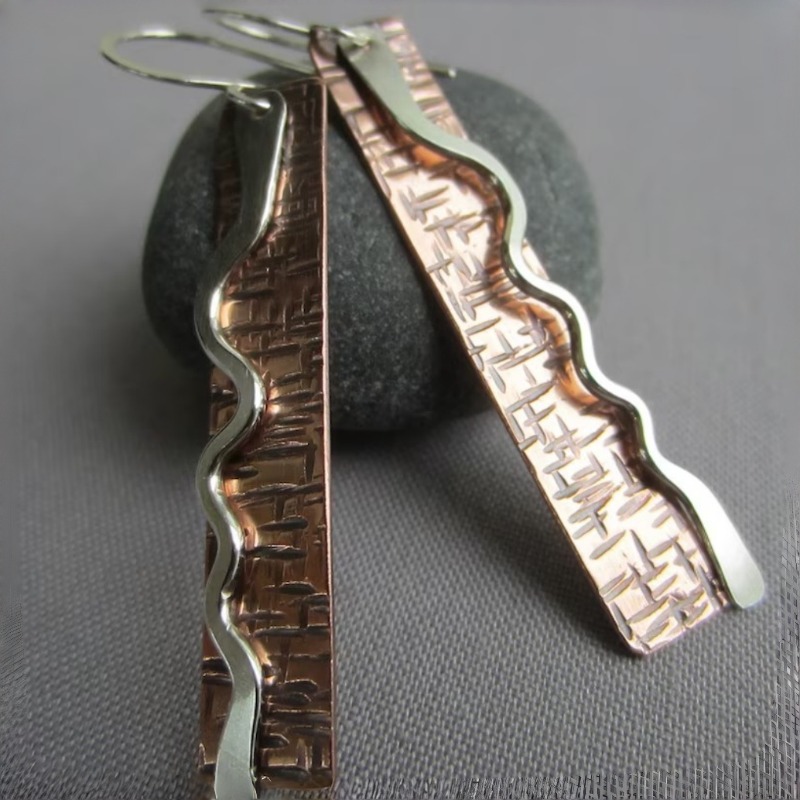 Women's Retro Dual-Tone Hammer Texture Dangle Earrings, Elegant